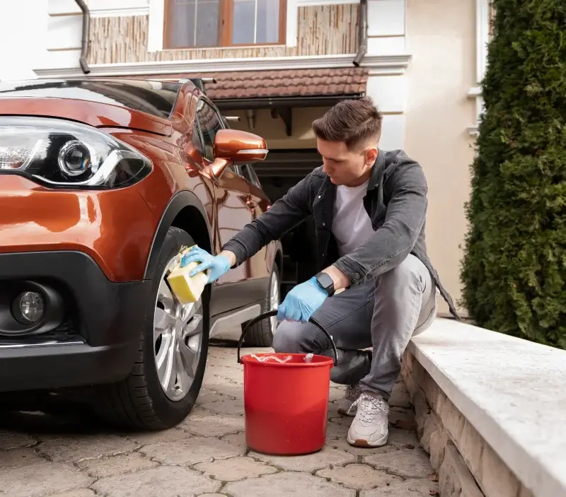 Lavage auto à domicile Les Avanchers-Valmorel : professionnel intervenant sur un véhicule